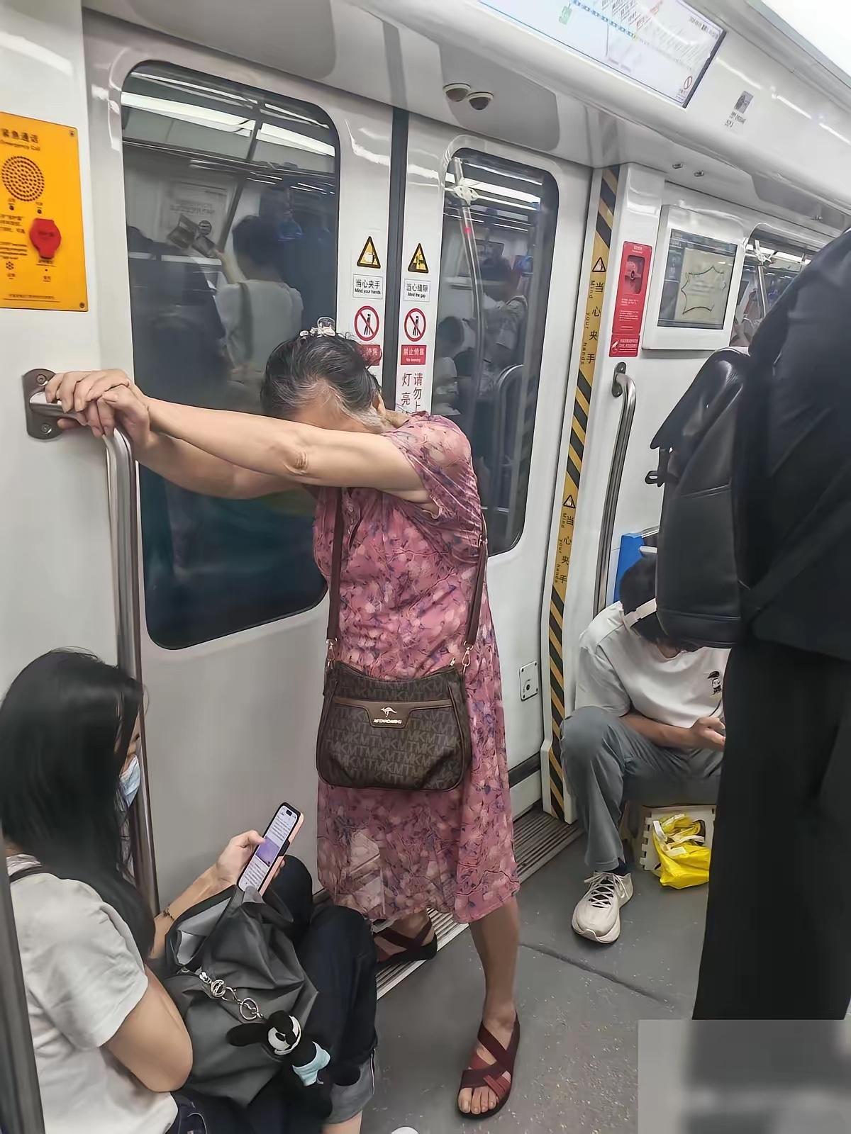 上海地铁一位70岁的老太太，再次刷新了我们的认知。这个老太太年龄肯定在70岁以上