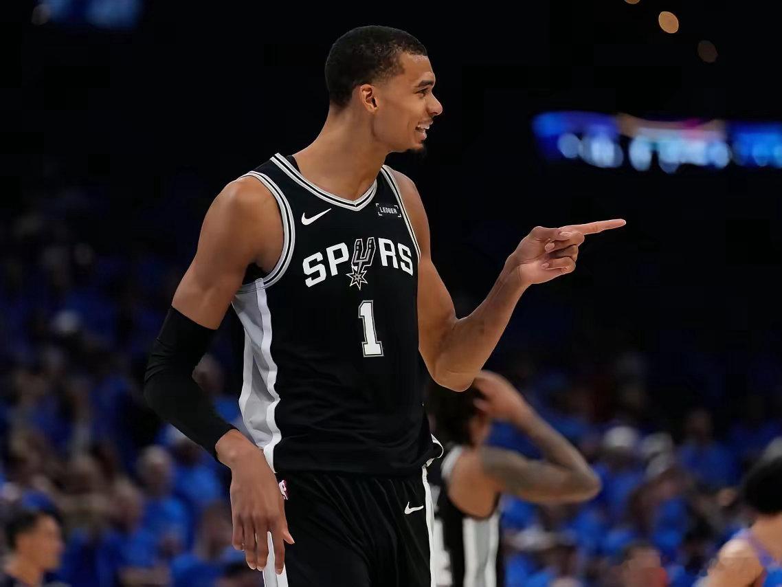 虽然NBA亿元合同满天飞，但真正值5000万年薪的球员，仅有以下五位，分别是：1