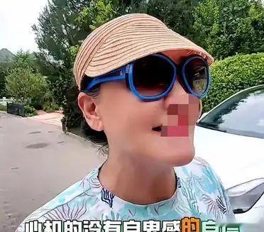 玥儿姐弟从加拿大回到北京后，先住进了张兰那边。一个细节很刺眼：她反复提到的不是成