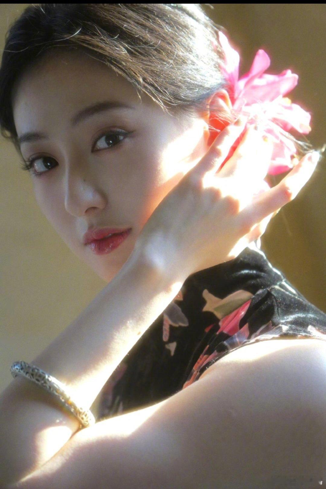 胡连馨真的算顶美级的吧，这张脸啥不能演啊，求求内娱导演赶紧递本子，真的好想看这张