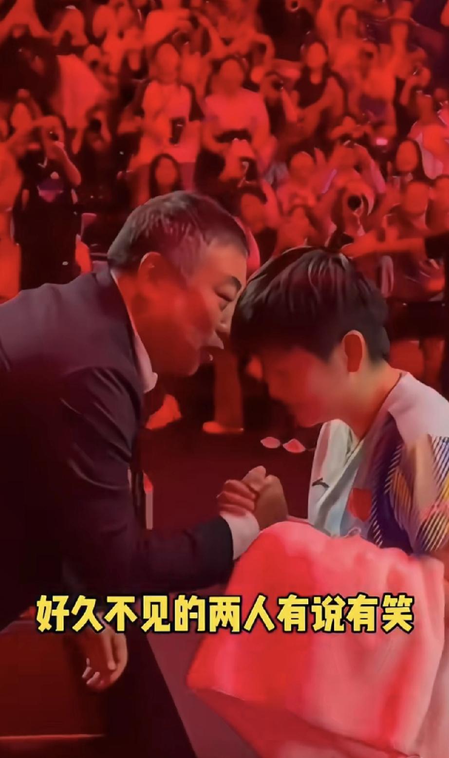 刘国梁拉过莎莎的手在她耳边说话，马琳表情亮了！赛后马琳带着莎莎去观众席，莎莎还