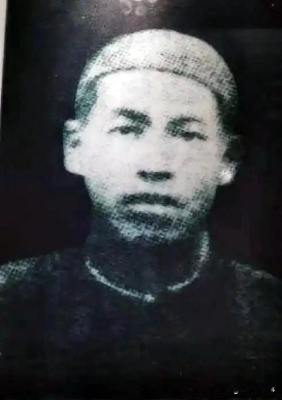 看到这双脚，我震惊了！敌人为了让他吐出党的机密信息，不惜动用酷刑，用铁钉钉穿了