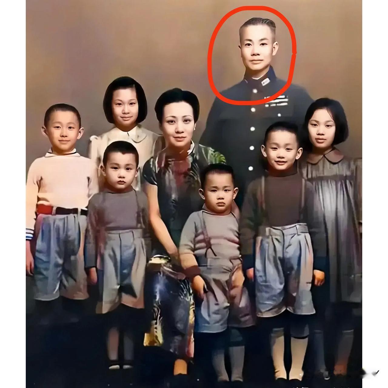 一张摄于1945年重庆的全家福，这才是他们一家八口真实的貌相，并非演戏，也不是演
