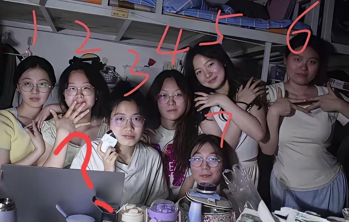 室友这7人中，有一位化妆后是公认的班花，你们觉得会是哪一位？说实话，单看这