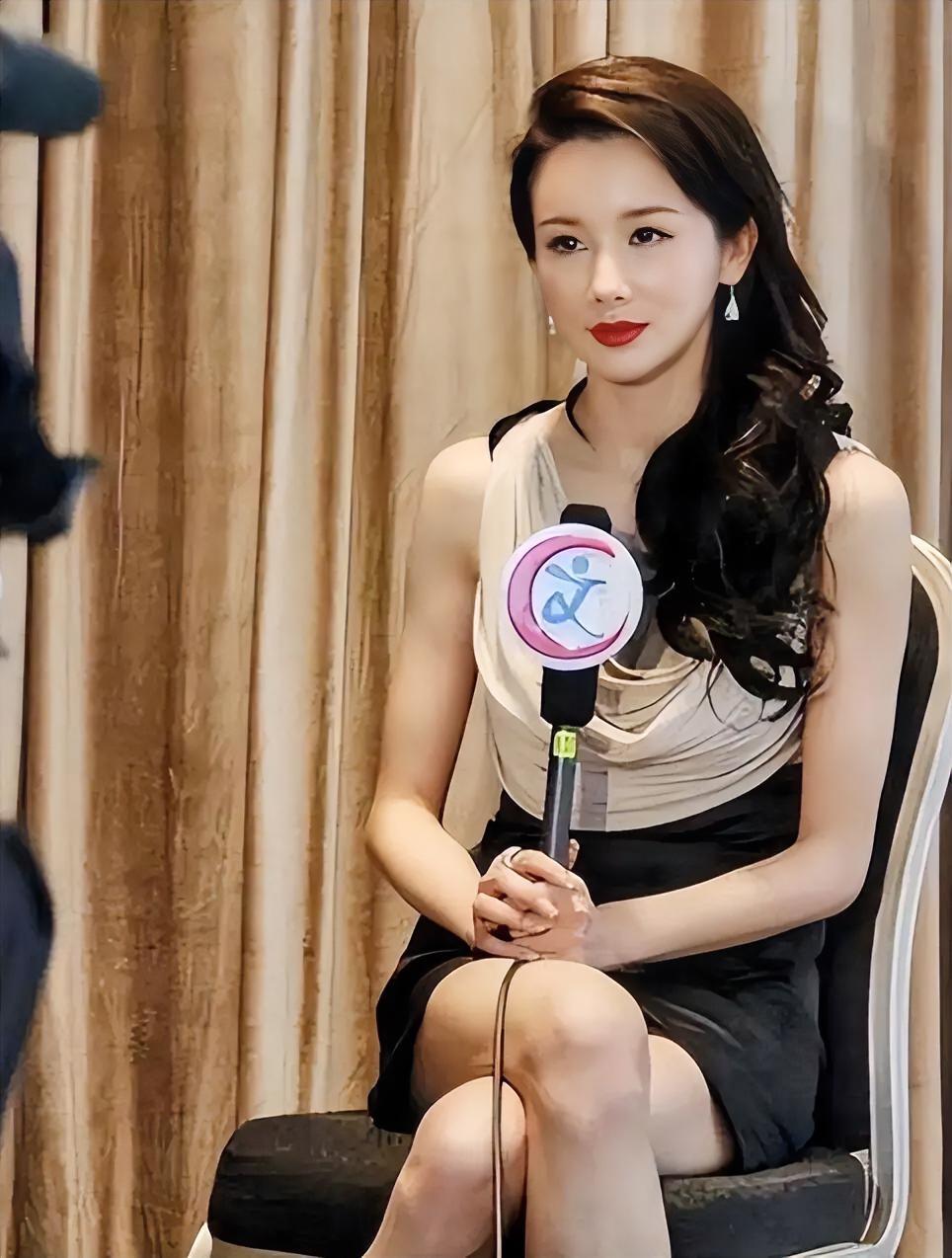 孙菲菲前夫的疑心病，可不是一般的重。他觉着孙菲菲跟快递员、家里房客、甚至淘宝