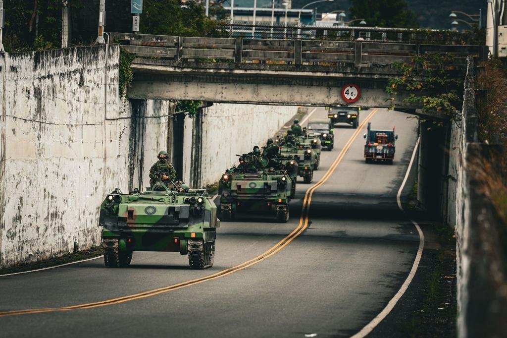 飞扬军事2月24日，台匪軍台东地区指挥部第2机械化步兵营第2连执行战备巡逻任务