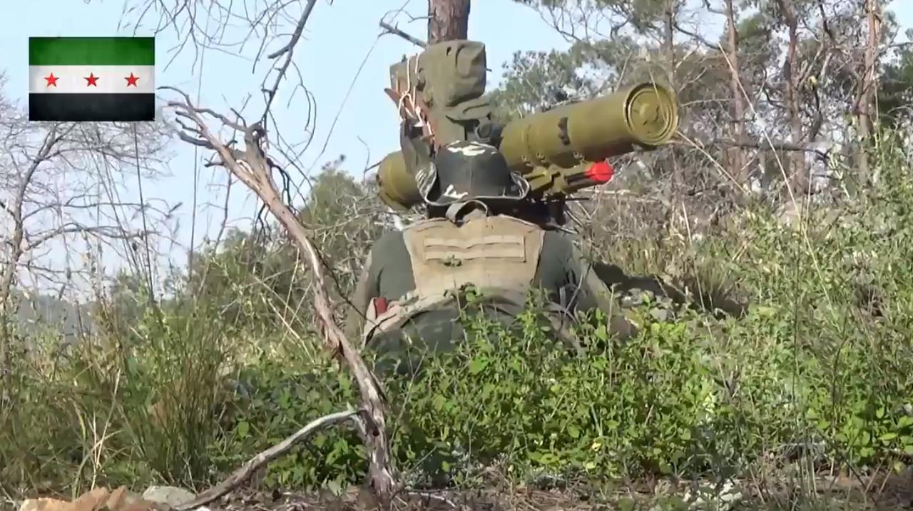 一段2018年的视频，视频显示叙利亚反对派武装人员向位于拉塔基亚山区的图尔克曼山