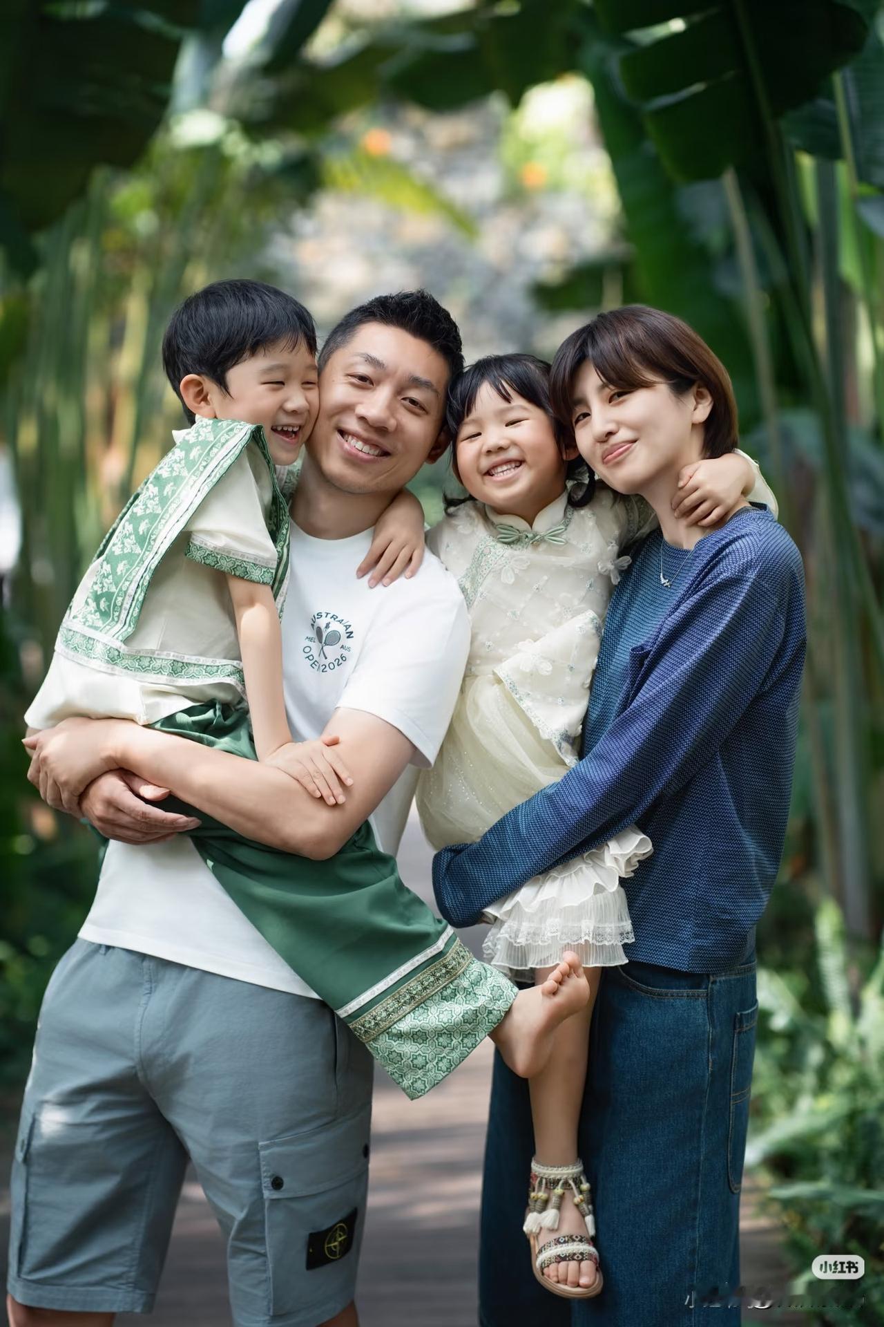 许昕一家去广西玩了，风景很美，一家四口也很幸福，许昕抱着卡宝，姚彦抱着妹妹，四个