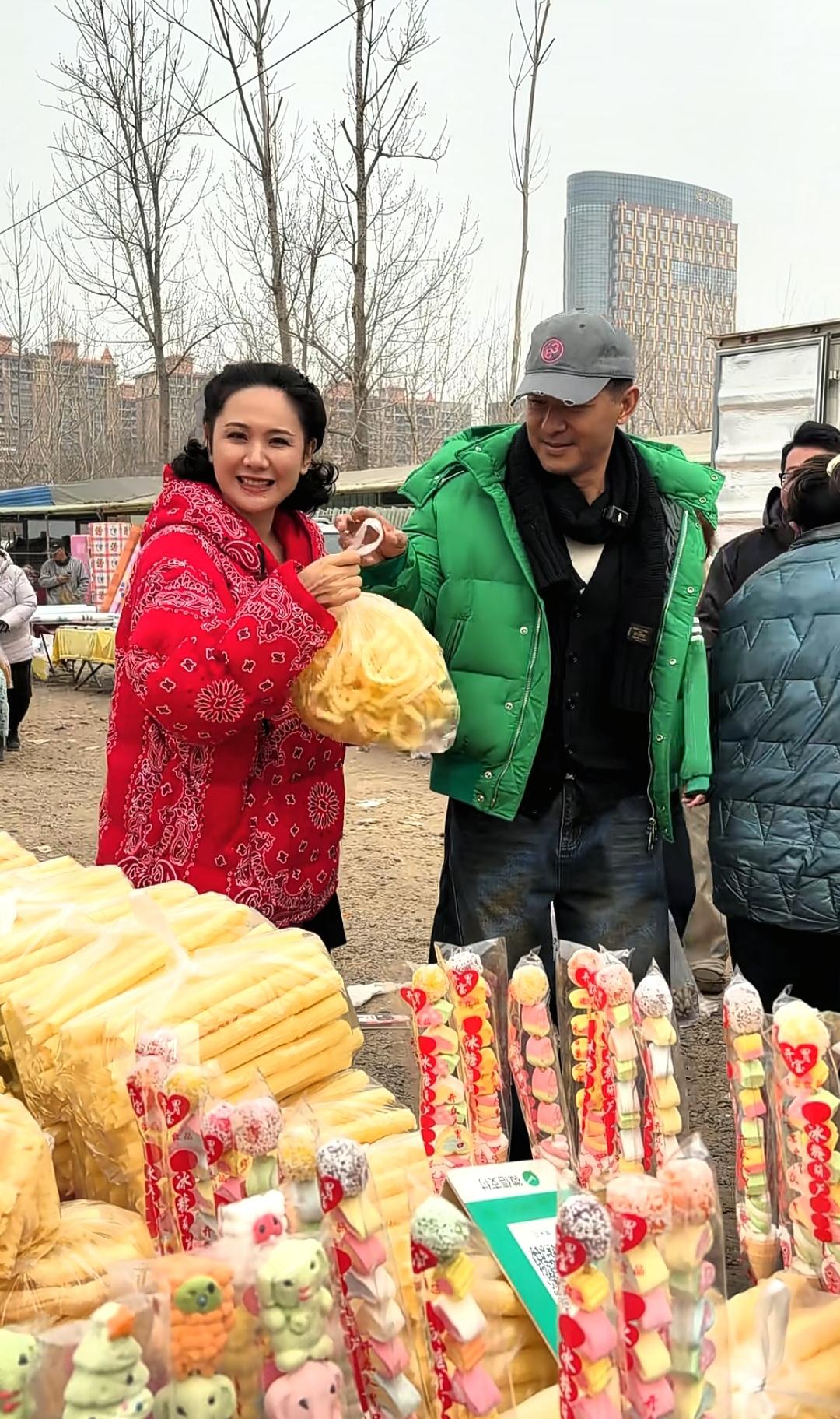 明星回农村过年，最近有人在山东农村拍到演员郭晓东和他老婆程莉莎，两个人一起在