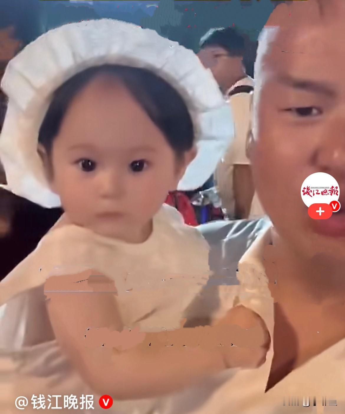 哈哈，第一次见买瓜把亲孩子忘在水果摊的……近日河北，一对夫妻带着超可爱的小萌娃