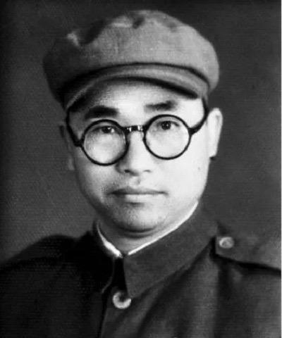 1939年，八路军炮兵团长左叶盛怒之下，突然对着特派员开枪，事后被押到延安受审，