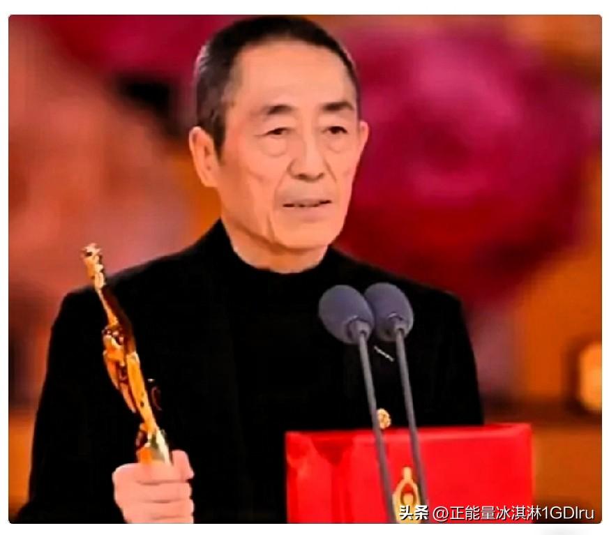 76岁的张艺谋，昨晚在百花奖现场，脸都快僵了。现场女主持一口一个“一谋导演”