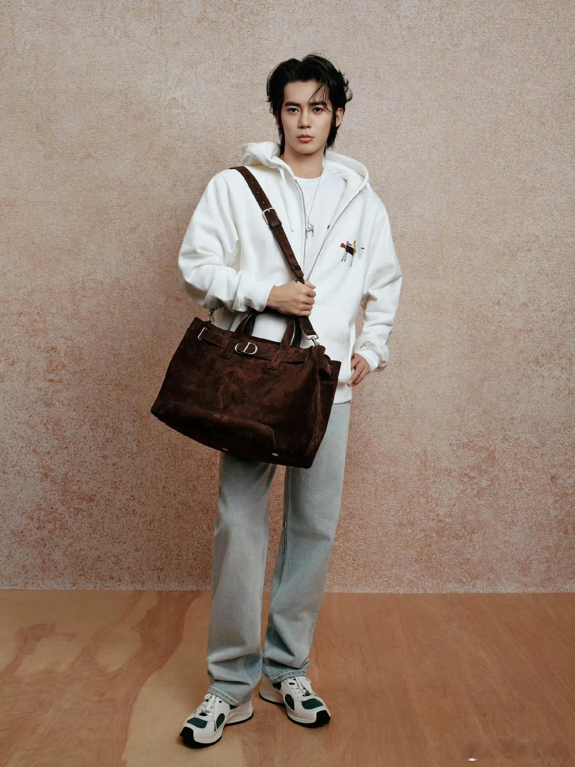 于适×DIOR｜明目张胆的偏爱，超季帅到犯规闪耀巴黎男装周，新季大片立马安排