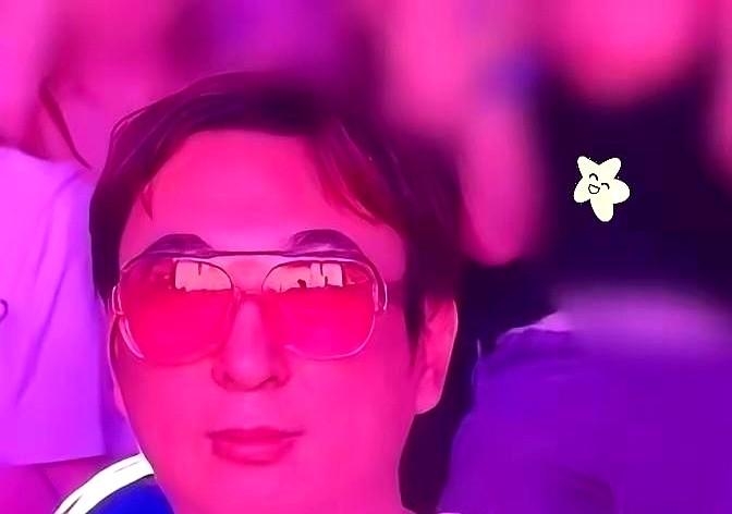 39岁的王思聪，生活只剩下看女团？他最近现身新加坡，看的是韩国女团BLACK