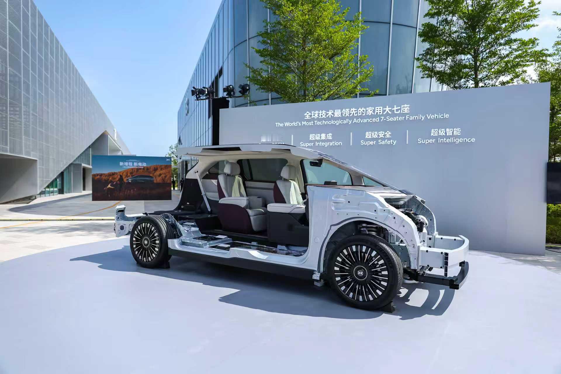 打破所有取舍，无需再做选择题。全球首款超级增程大七座，小鹏X9超级增程携大空间、