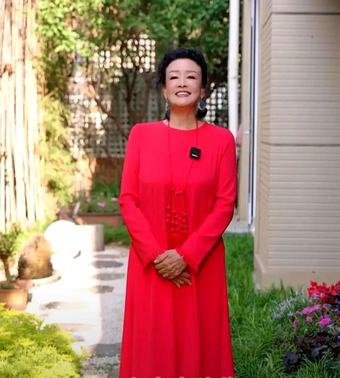张兰在这次婚礼真是太出众了呀！几套婚礼上的服装是一件比一件美，根本就不像是已