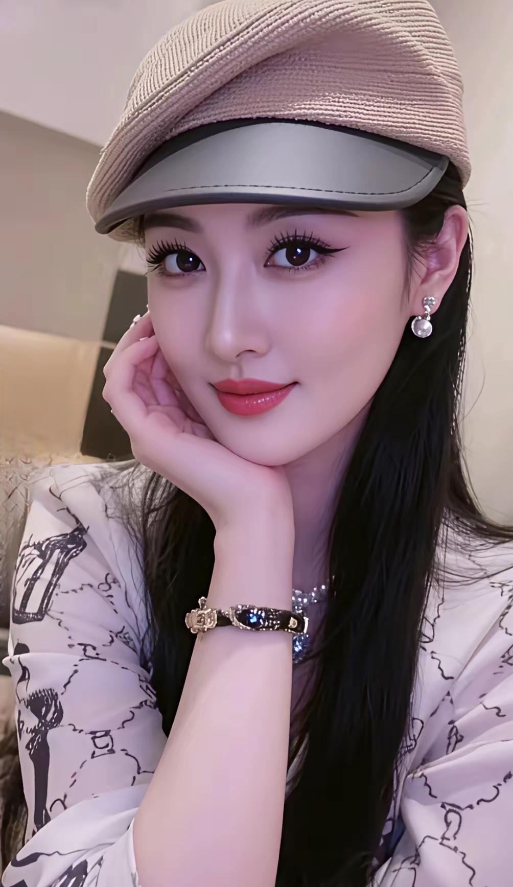 这姑娘戴着帽子，看着挺酷的。