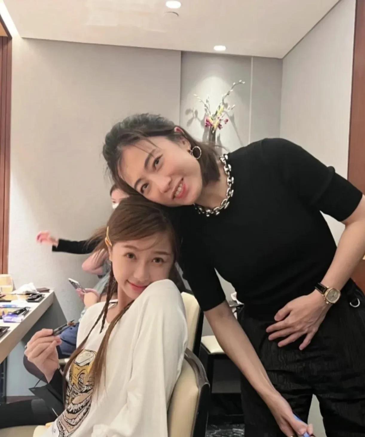 我感觉甘比的工作能力还有为人处世的情商一定非常高，因为她的前同事还有前男友，在她