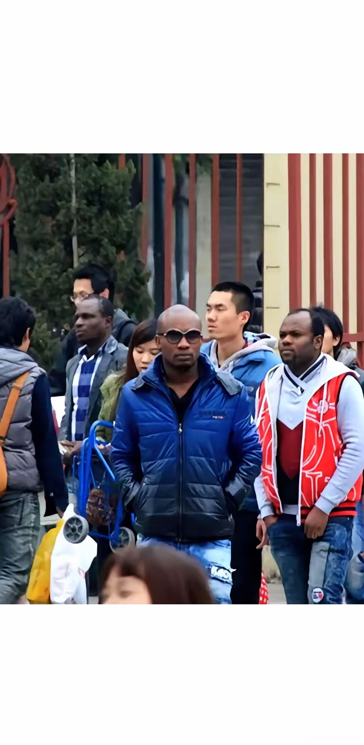 插队还推人，谁给的胆子？​忻州古城国庆排队口，俩黑人男子边飙英文边往前拱，三名中