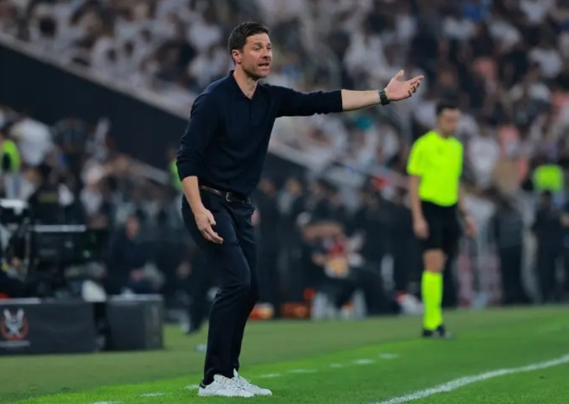 阿隆索终究还是下课了，在皇马干了7个月，果然豪门的主教练不好当，遥想贝尼特斯在皇