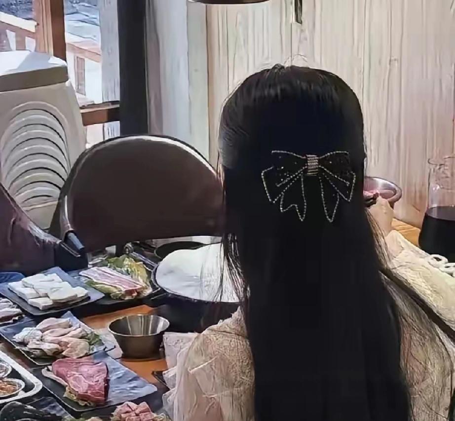 “这相亲也太抓马了!”安徽一男子满心欢喜去相亲,女方年轻貌美让他十分开心。两人落