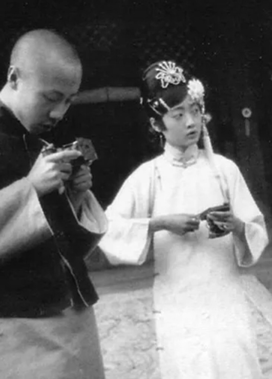 晚上，12岁的溥仪，被十几个宫女摁在床上玩游戏。他很兴奋，但玩了很久，还是累了，