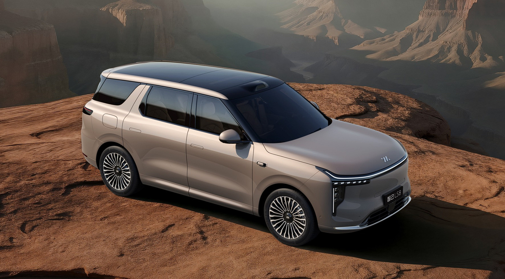 智己LS8正式上市，定位中大型智能豪华SUV，提供5座/6座布局。智能座舱：27
