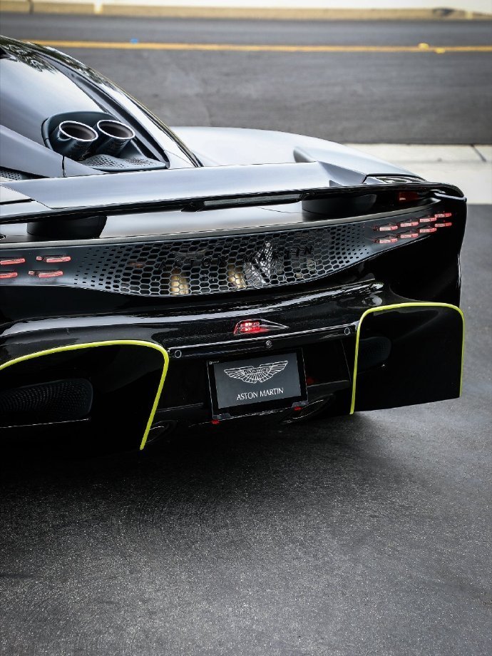 AstonMartinValhalla，即阿斯顿・马丁，一款令人瞩目的汽车。