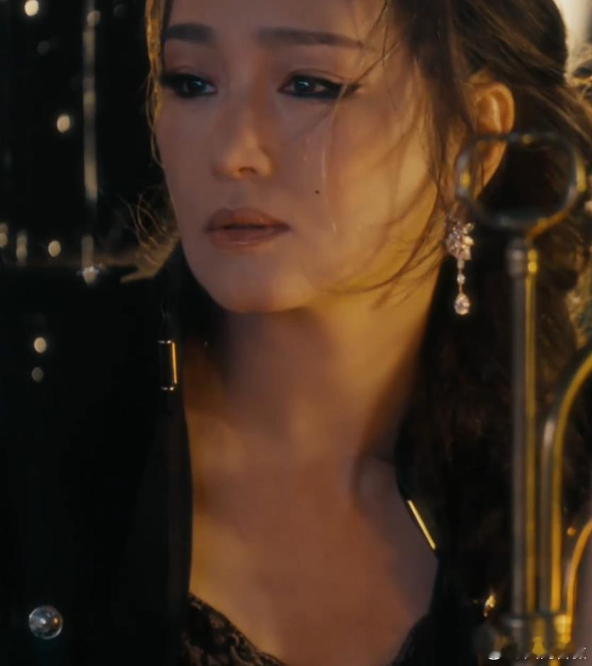 巩俐熟女气质看到这组大片的时候，真的是超爱巩俐熟女气质，非常的有自我的从容感，