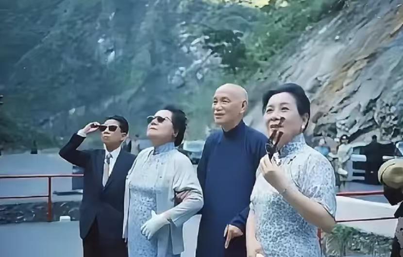 1969年，八十岁的宋霭龄从美国回台湾，跟蒋介石见面时，蒋一直扶着她的胳膊。旁边