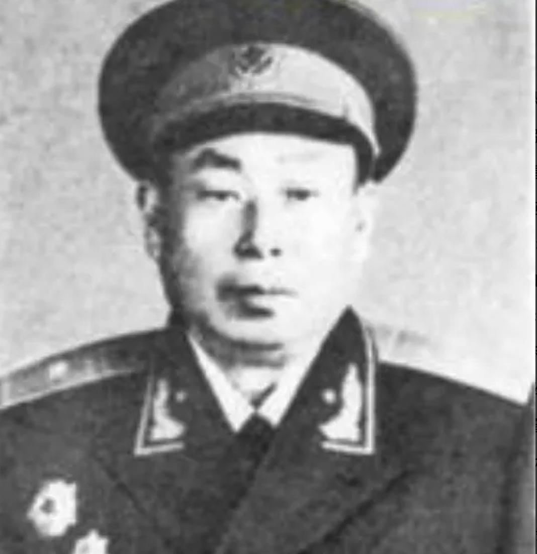 1939年，八路军大队长胡炳云得知，一百多名日军正在村口抢西瓜吃。胡炳云大怒：“