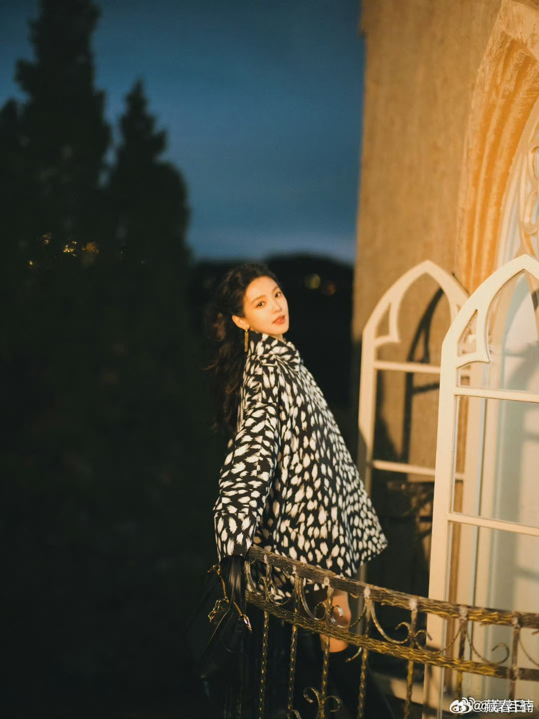 章若楠出发参加巴黎时装周，宽松外套配大波浪气场拉满，红衣造型更是明艳动人，坐等楠