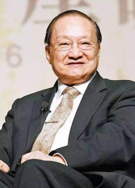 1931年，徐志摩坠机身亡。查家只派了7岁的金庸作为代表去参加葬礼。虽然是葬礼，