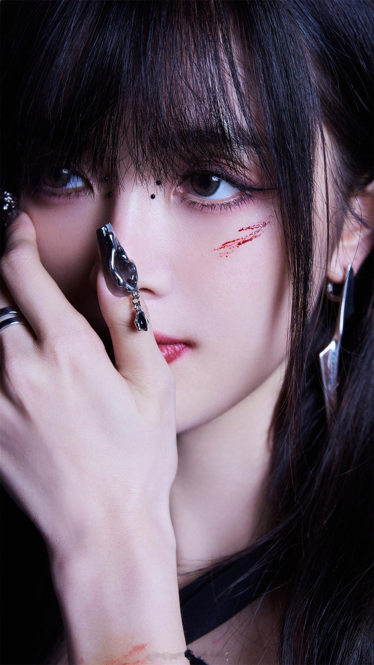 吴宣仪千禧辣妹造型