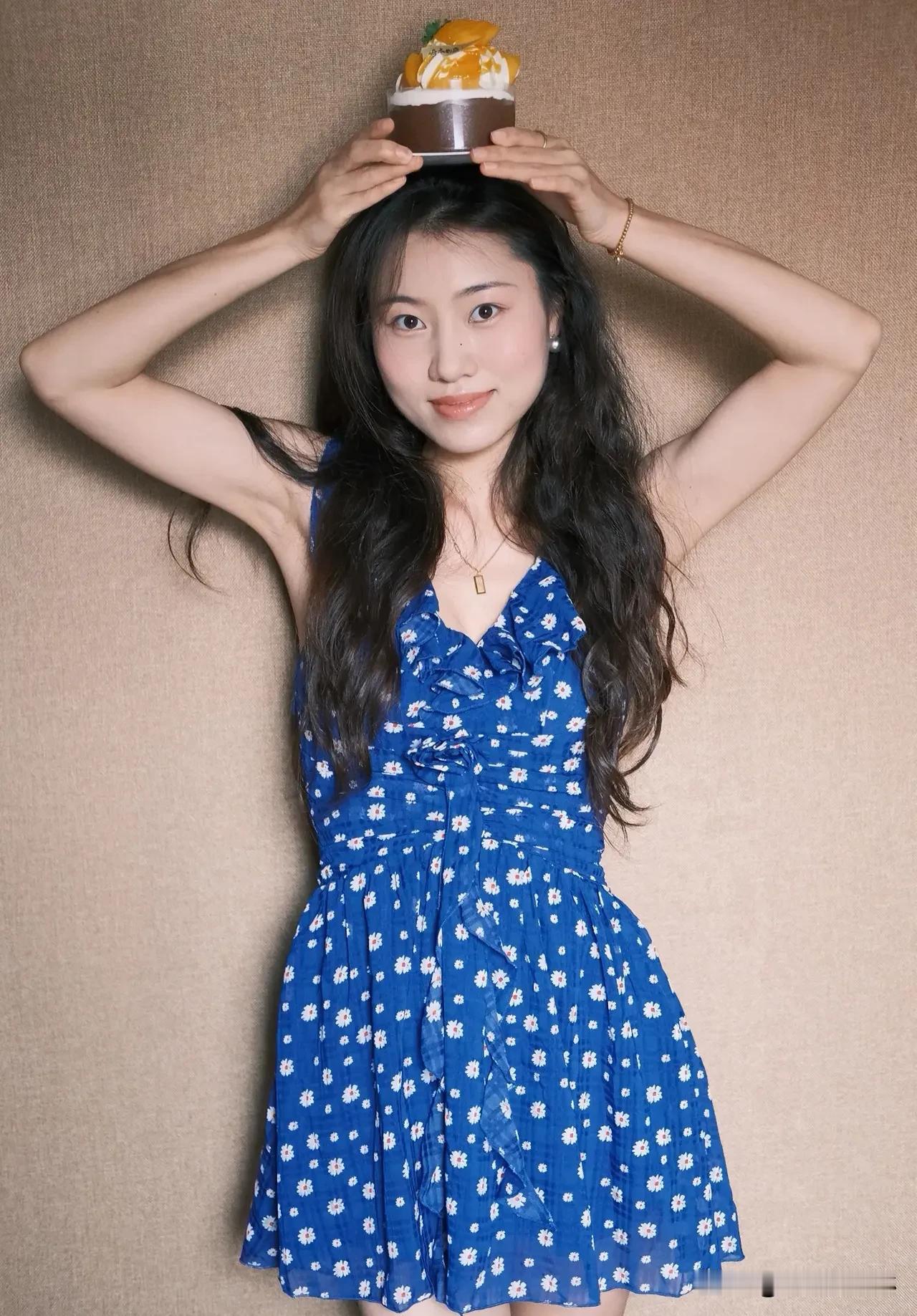 一袭蓝色吊带裙，轻盈飘逸，阳光下尽显温柔气质。日常穿搭也能如此高级，