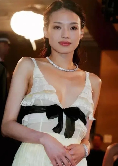 以前的镜头好真实啊，有些雀斑却在舒淇脸上好自然，丝毫不影响美人的颜值！