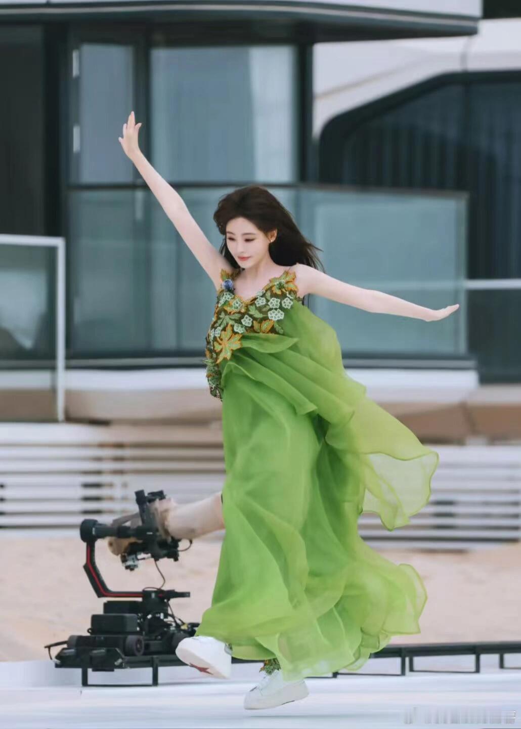 祝绪丹她真的好明媚好有生命力……谁懂啊！祝祝也太美了吧，绿色那套妆造