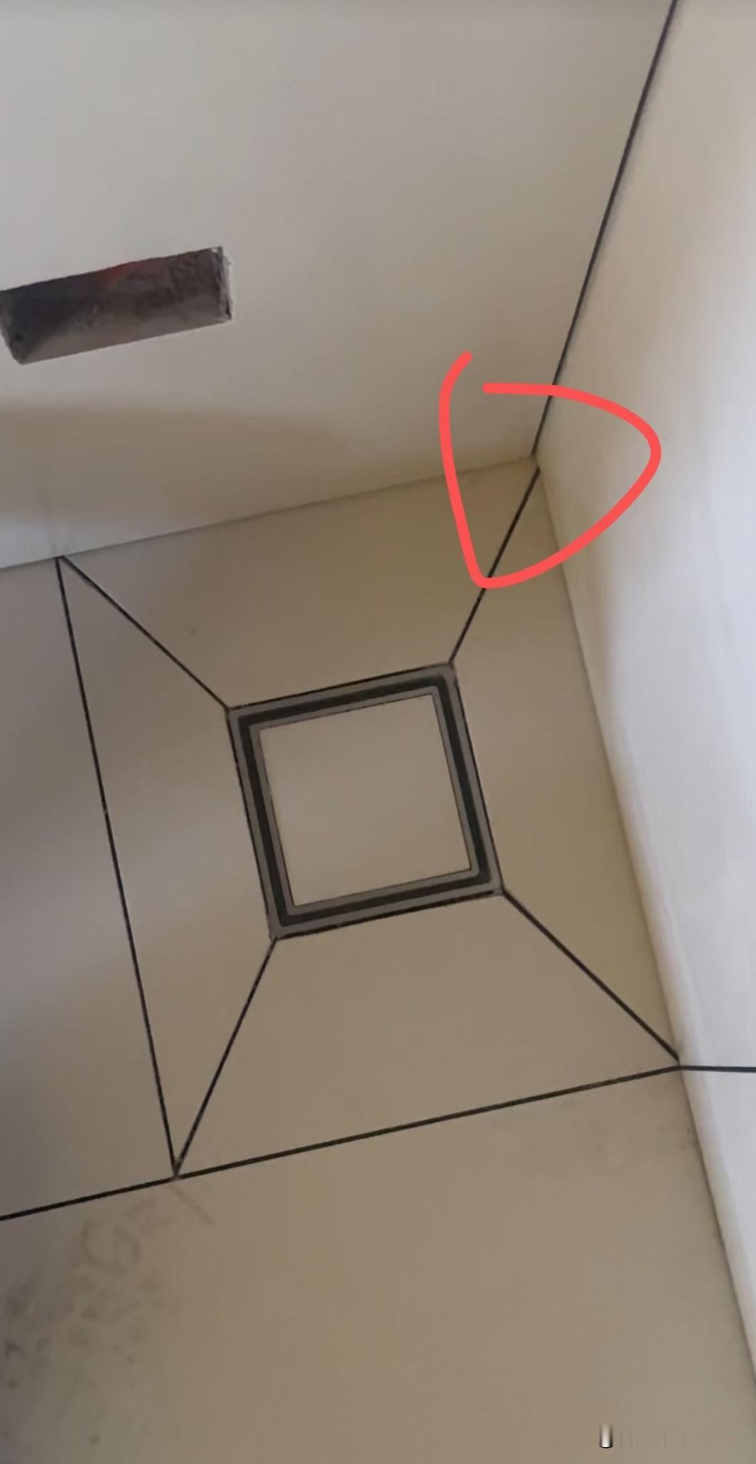 地漏没对墙缝，这种属于瓦工水平问题么？地漏没对住墙缝，不太懂，请教大家看