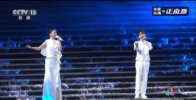 开幕式非常完美。部分媒体报道主题曲《天海一心》的演唱似乎有些不够理想，周深和单依