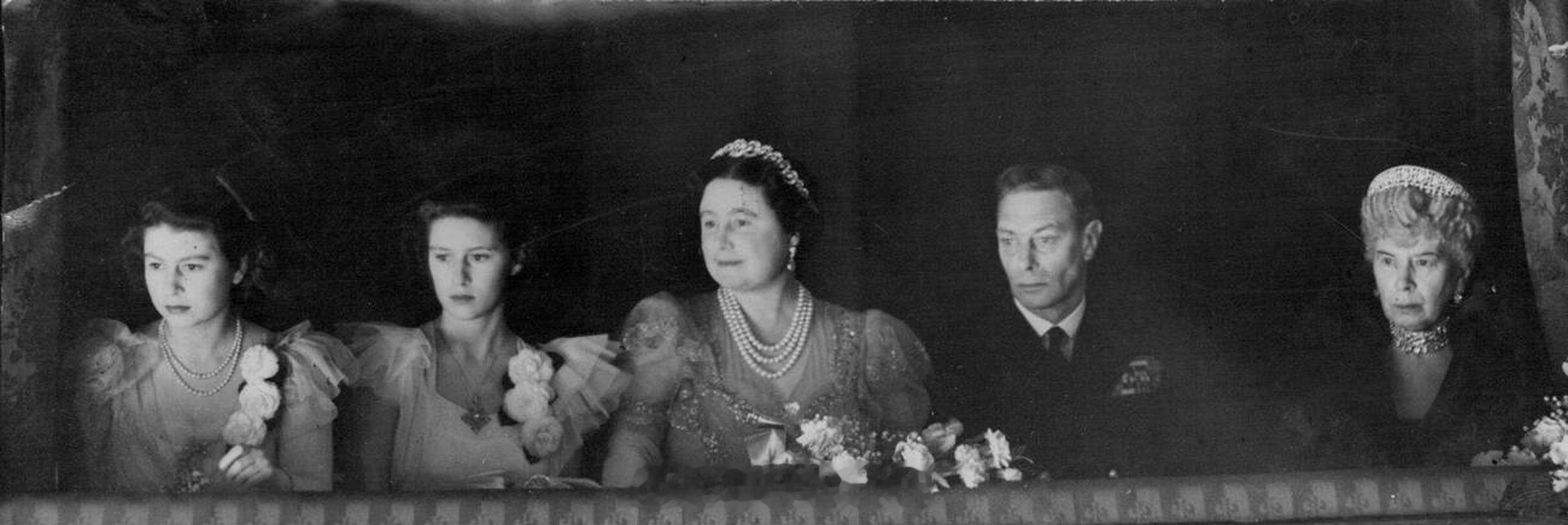 英国王室8️⃣0️⃣年前的今天1946年2月20日，乔治六世、伊丽莎白王后、