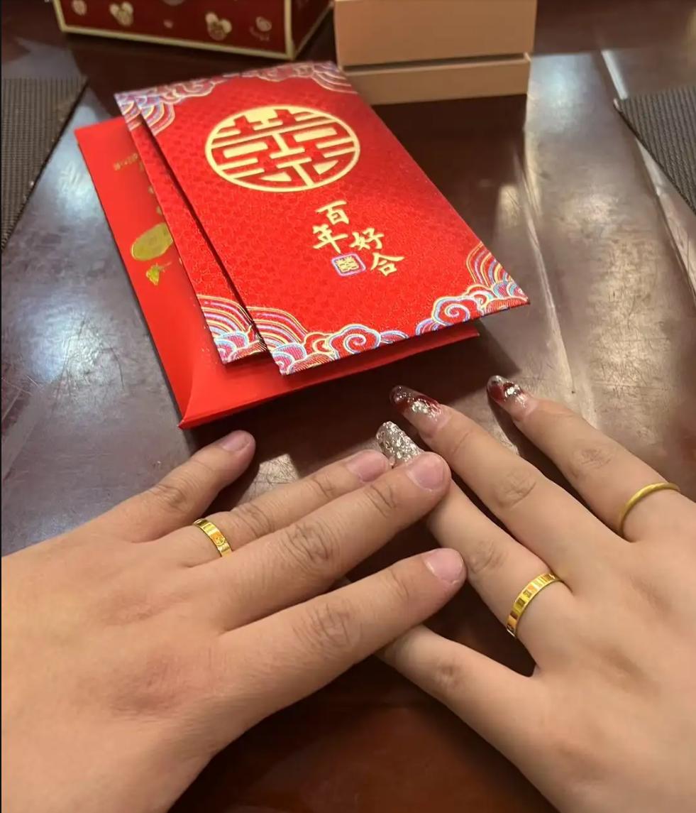 “我月薪3千她偷塞钱，我赚3万她却嫌穷！”两个女人狠狠给我上了一课：爱不是单方面