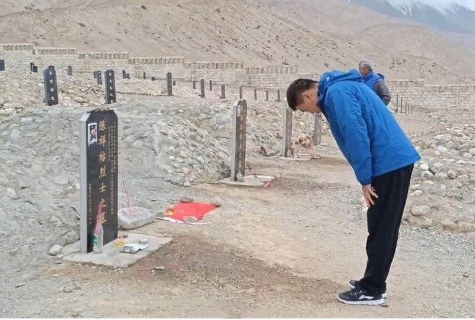 其实每天都会很多人来到这里祭拜英雄。在中国海拔最高的烈士陵园，英雄从未被遗忘！