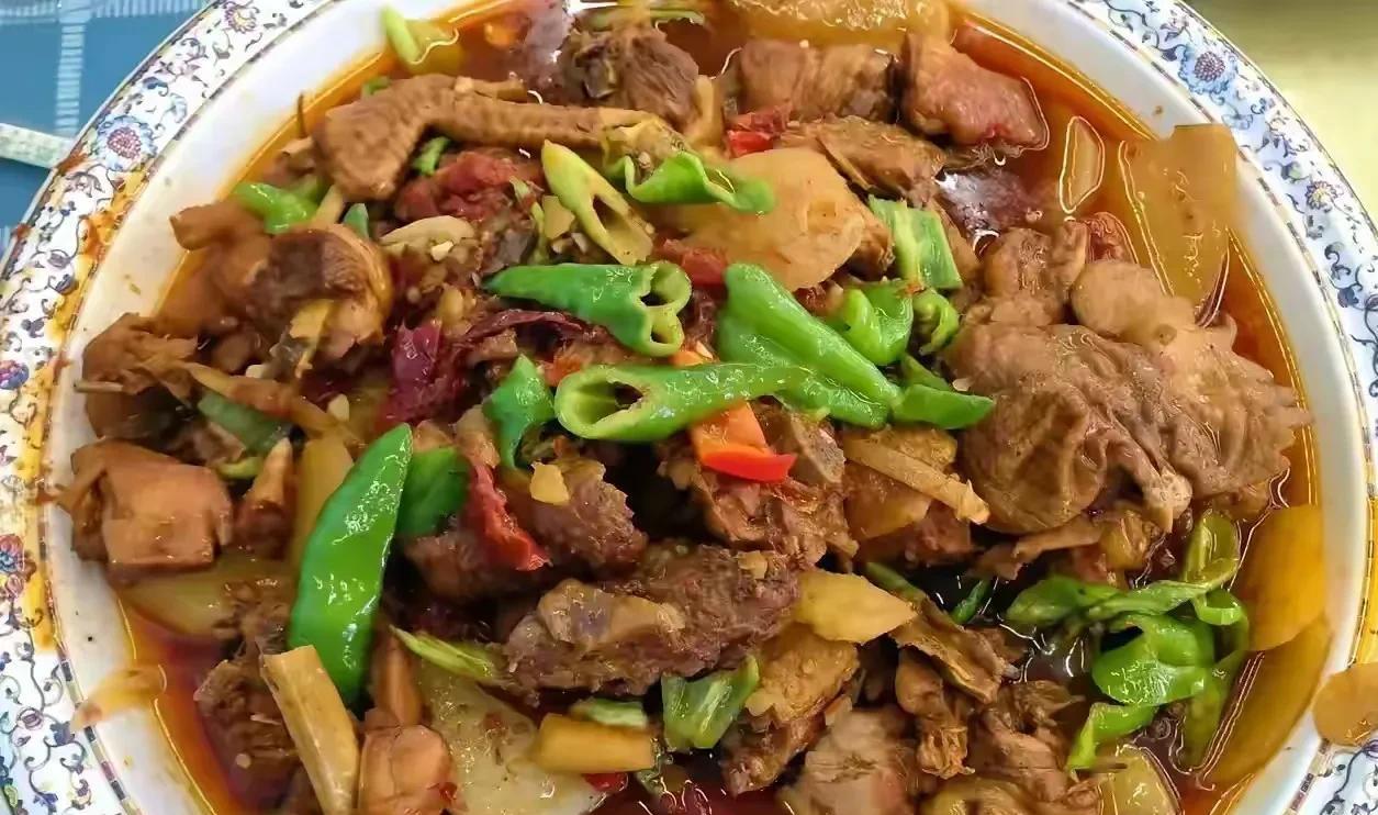 新疆大盘鸡又出名了，这一次新疆人都表示向着咱们的大盘鸡商户，说实话我家我爸爸妈妈