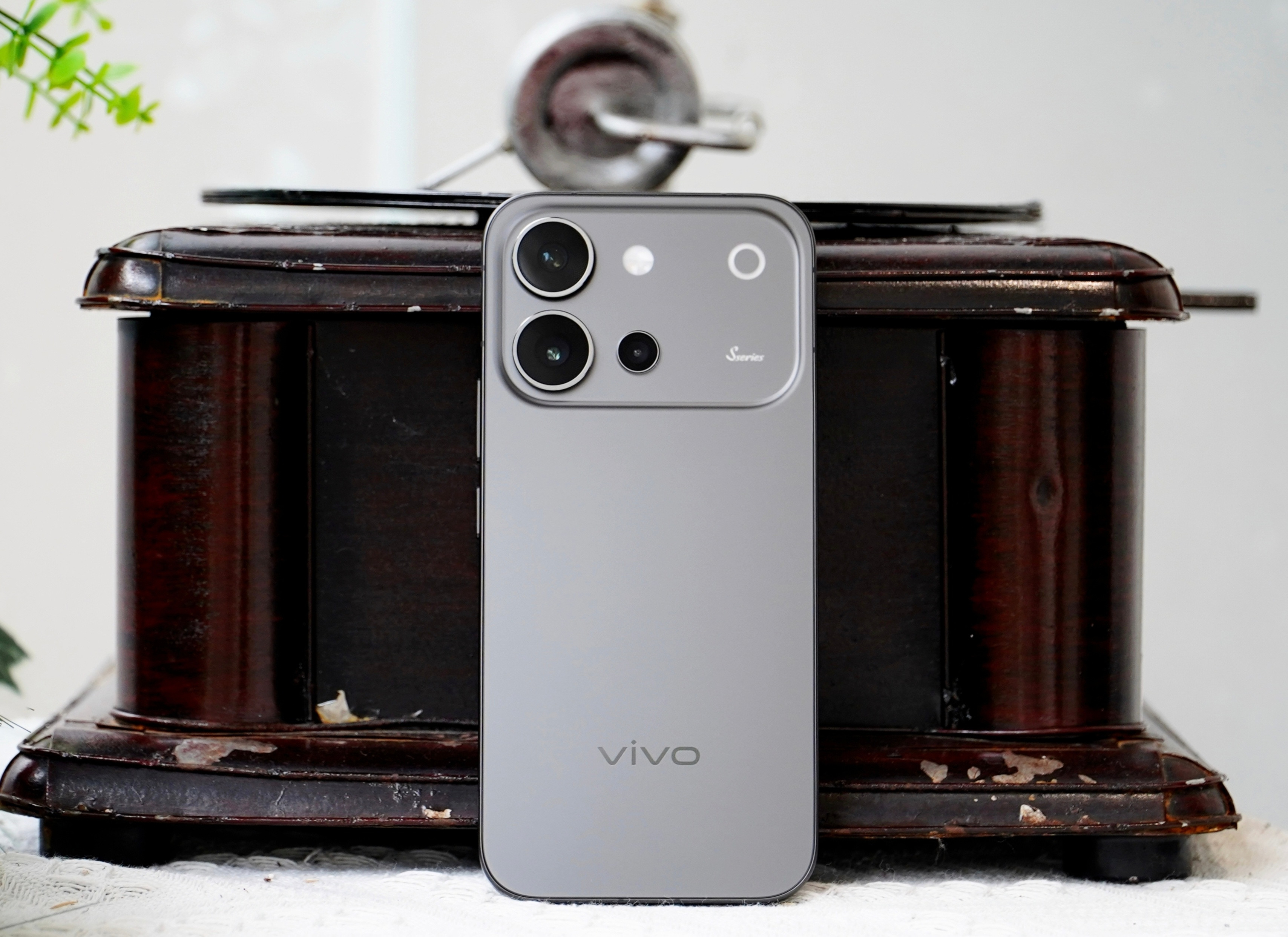 vivoS60仲夏夜真机上手图：仲夏夜这个配色的名字挺诗意的，很适合现在夏天的