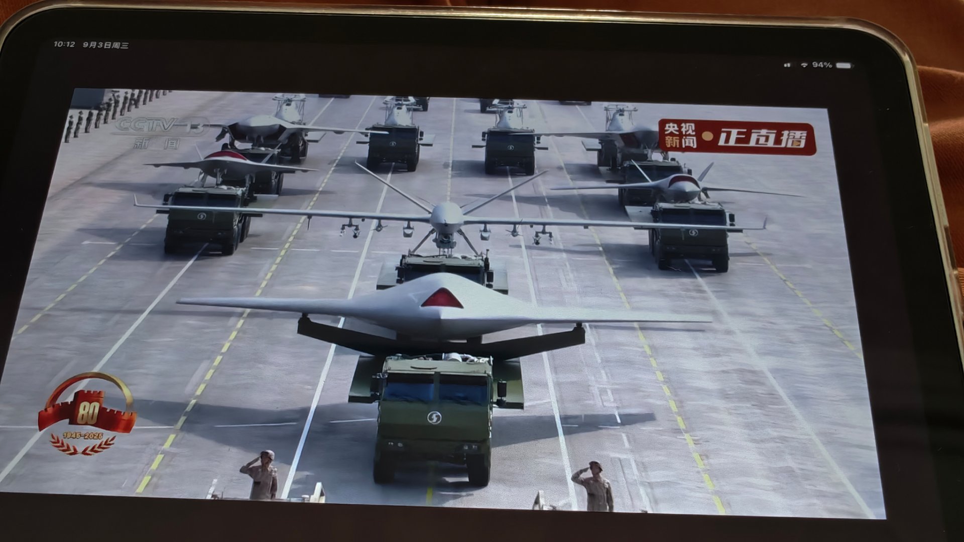 九三盛大阅兵这无人机真TM大[点赞][点赞]无人，隐形，人工智能是未来战争的潮流