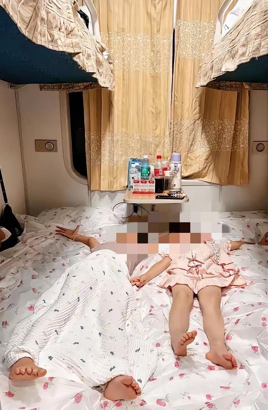 坐火车返程碰到一件新鲜事，下铺是一对夫妻带着俩娃，直接把两张下铺拼成了一张大床房