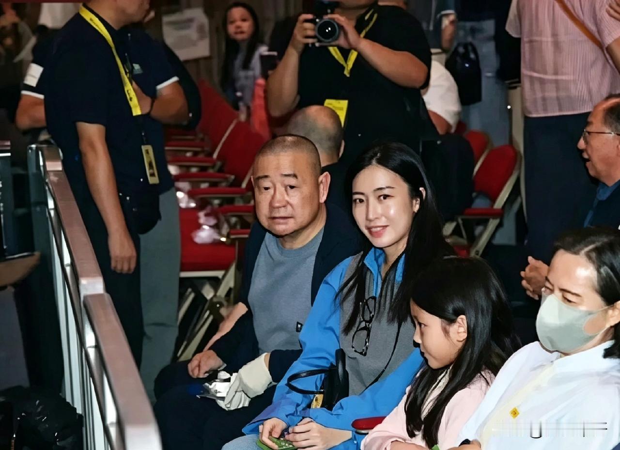 9月11号红馆那场谭咏麟演唱会，头一排居然瞅见刘銮雄了！他带着甘比和小女儿刘秀儿