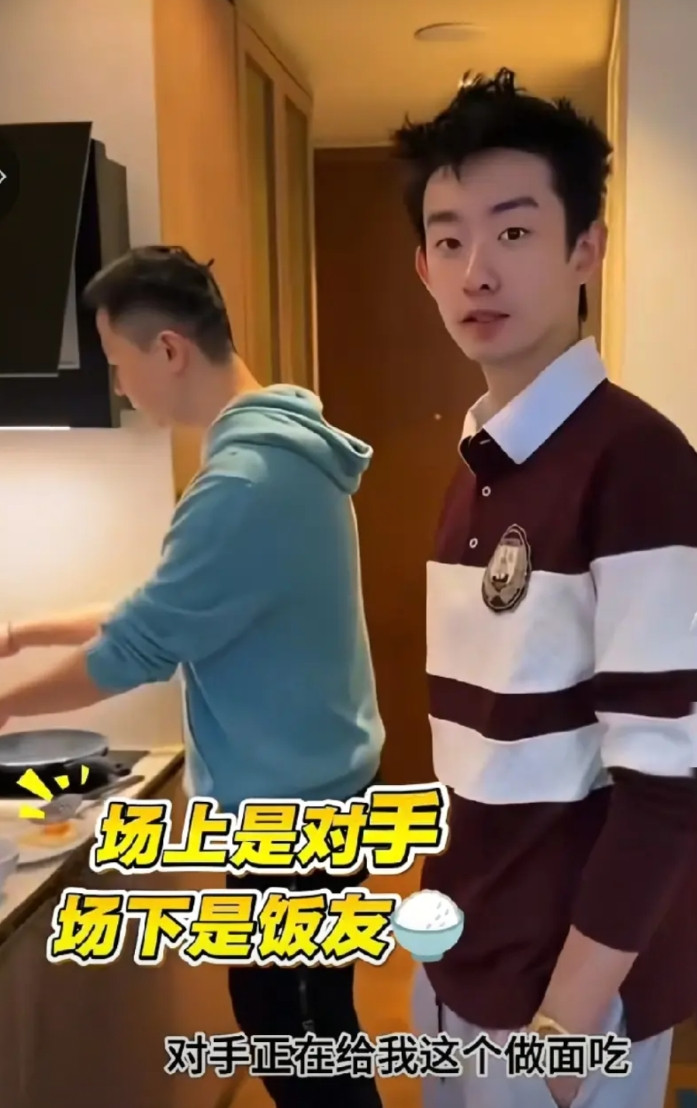 太有爱了！刚刚看到，在斯诺克大师赛四强争夺肖国栋对阵吴宜泽赛前，二人共处一室，肖