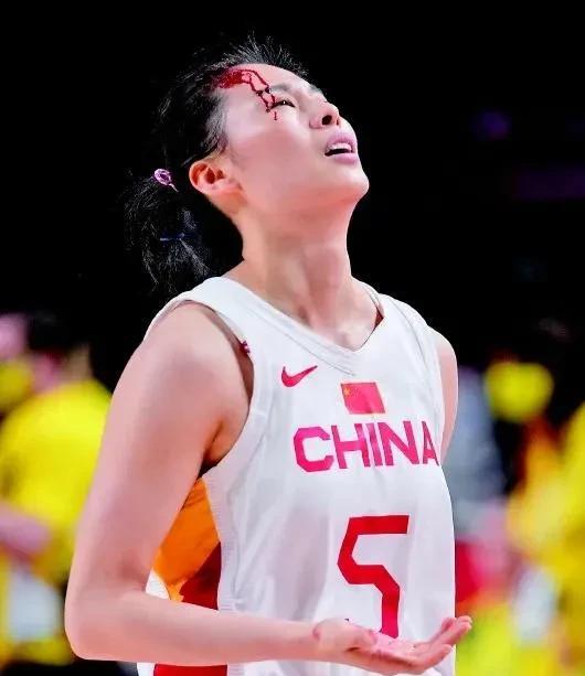王思雨这小姑娘绝对是个高人，作为一名队员，处事方式高于教练，把70来岁的宫甩好几