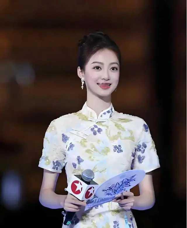 主持人冯琳，美貌与实力并存，让人无可挑剔！